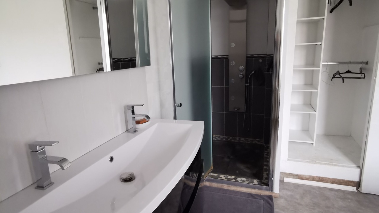 Photo of Bathroom in Saint-Georges-d'Elle