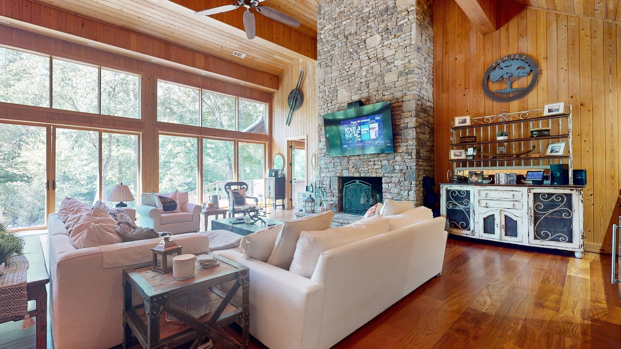 Photo of Livingroom in Dahlonega