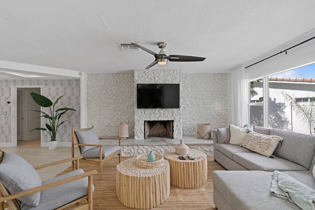 Photo of Livingroom in Central Corals