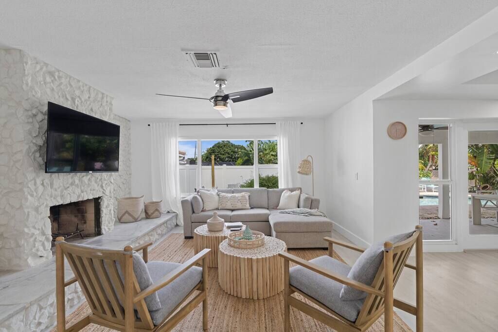 Photo of Livingroom in Central Corals
