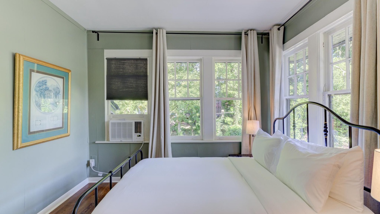 Photo of Bedroom in Midtown