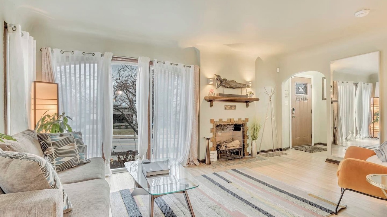 Photo of Livingroom in Yalecrest