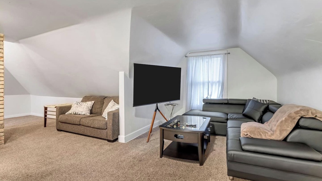 Photo of Livingroom in Yalecrest
