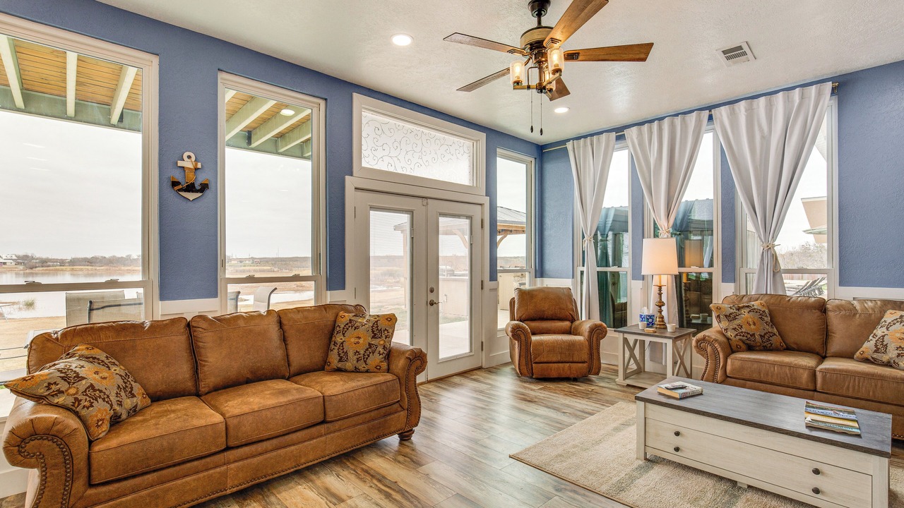 Photo of Livingroom in Lakeside City
