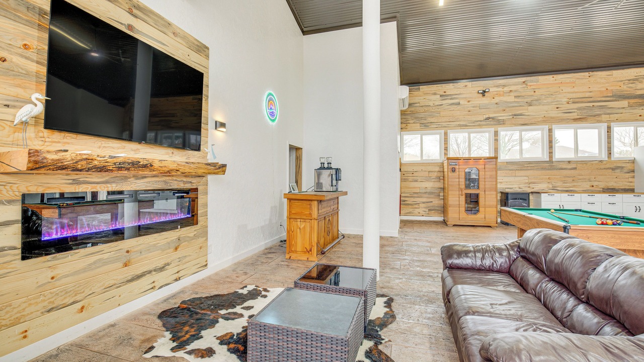 Photo of Livingroom in Lakeside City