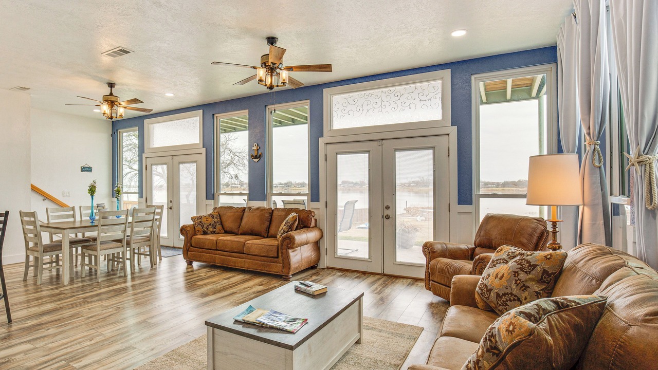Photo of Livingroom in Lakeside City