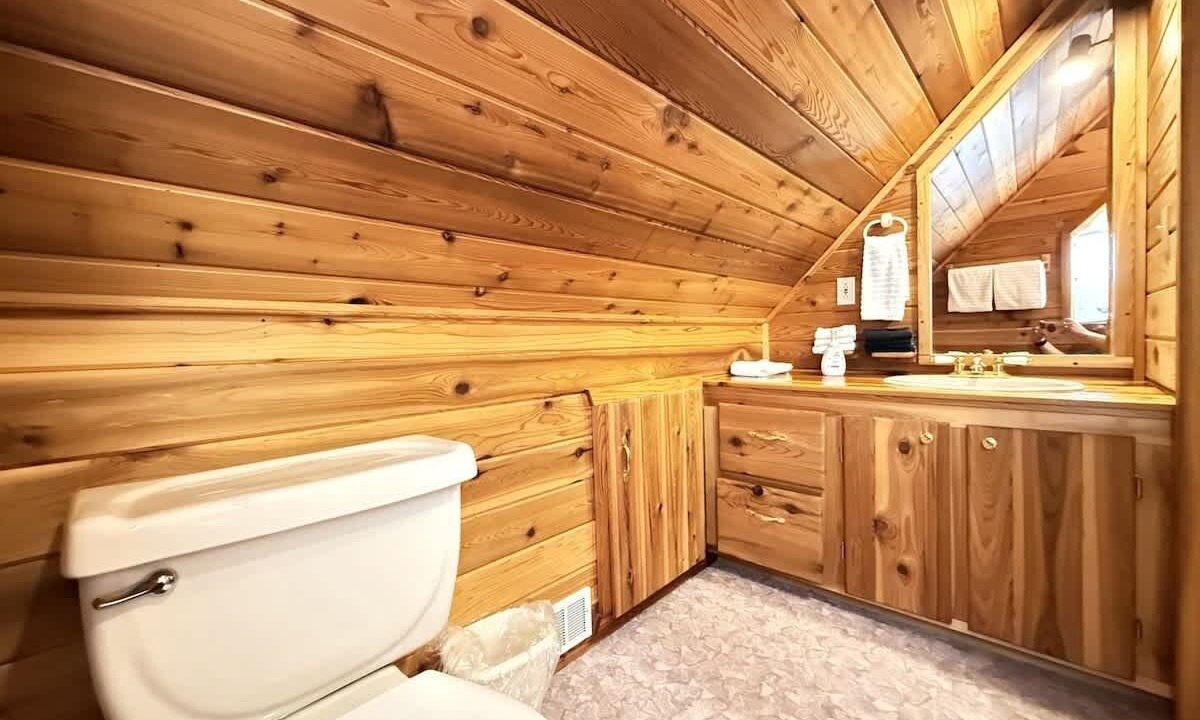 Photo of Bathroom in Island Park