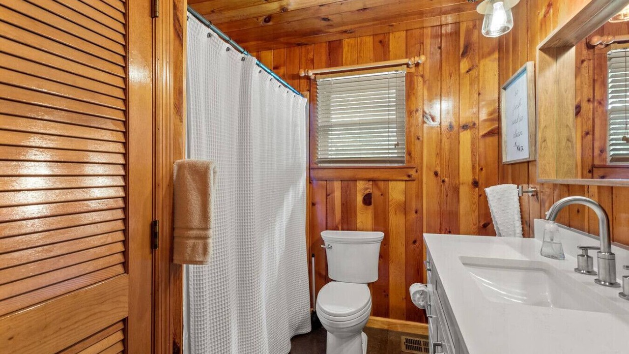 Photo of Bathroom in Beattyville