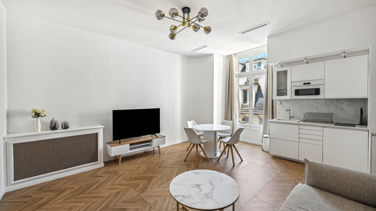 Photo of Livingroom in 8th Arrondissement