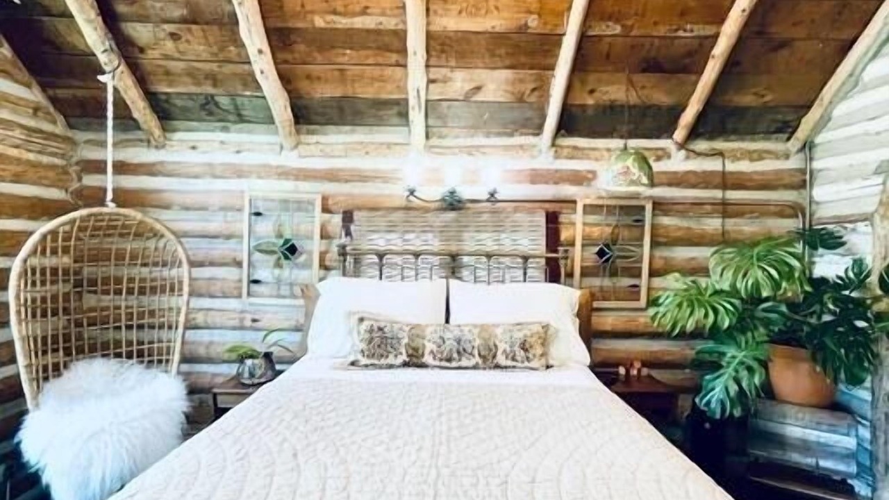 Photo of Bedroom in Eureka Springs Historic District