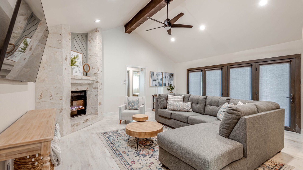 Photo of Livingroom in Oakmont Downs