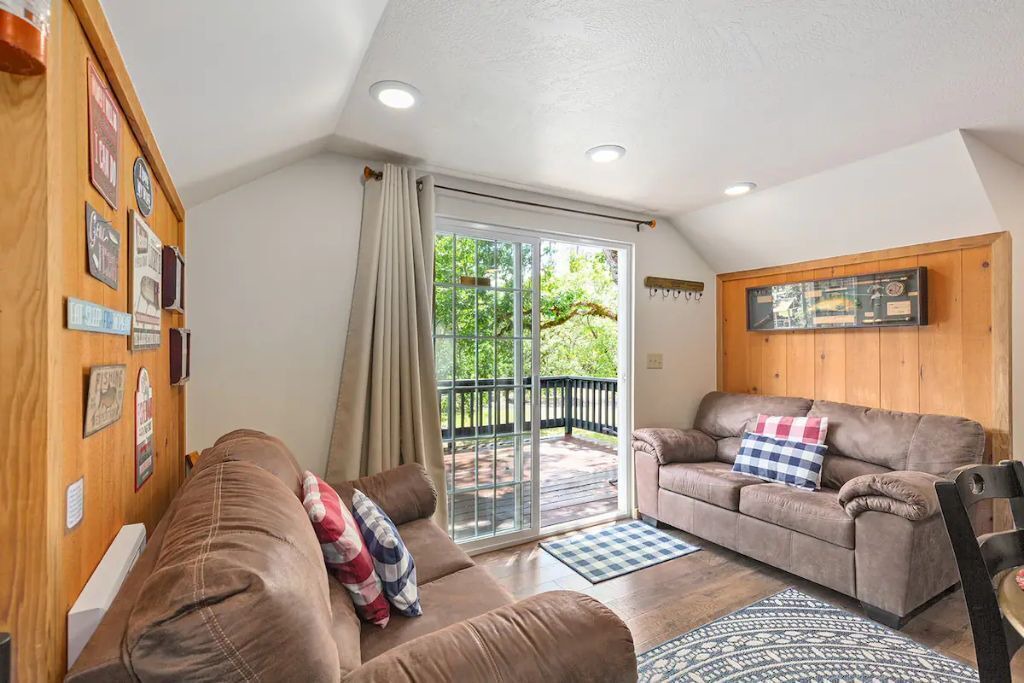 Photo of Livingroom in Shady Cove