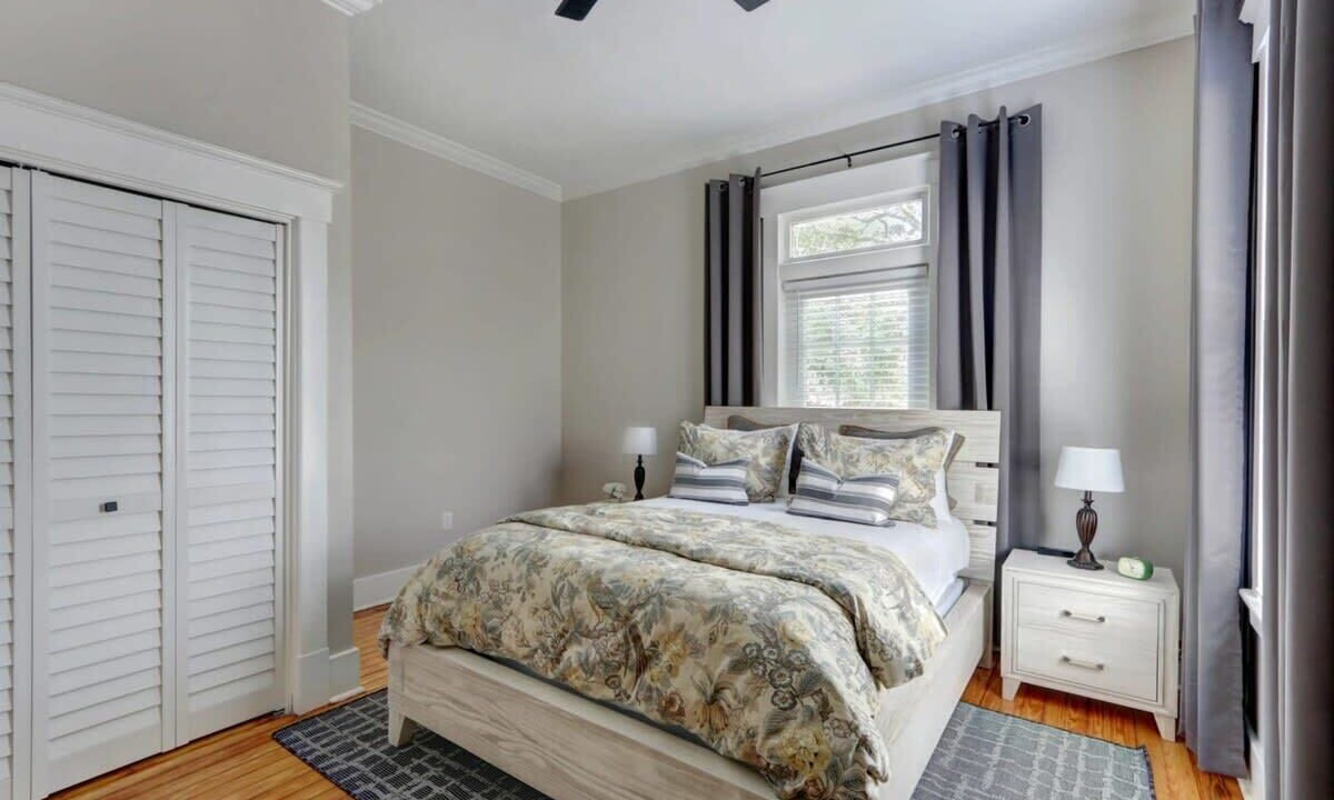 Photo of Bedroom in Historic District - North