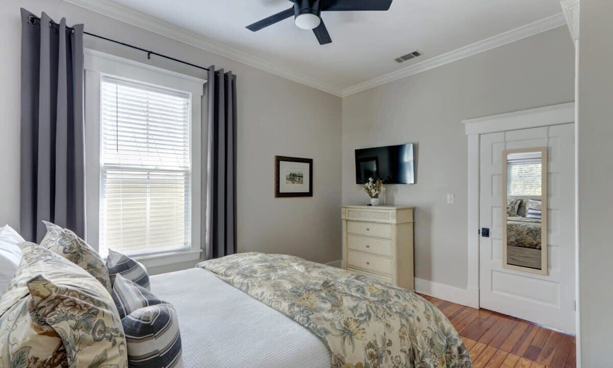 Photo of Bedroom in Historic District - North