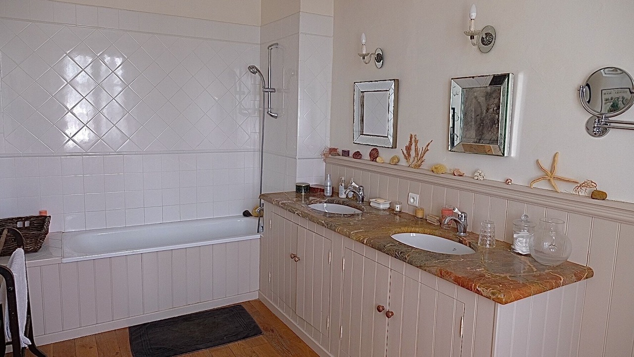 Photo of Bathroom in Saint-Genis