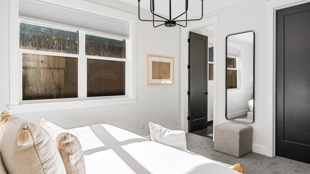 Photo of Bedroom in Roslyn