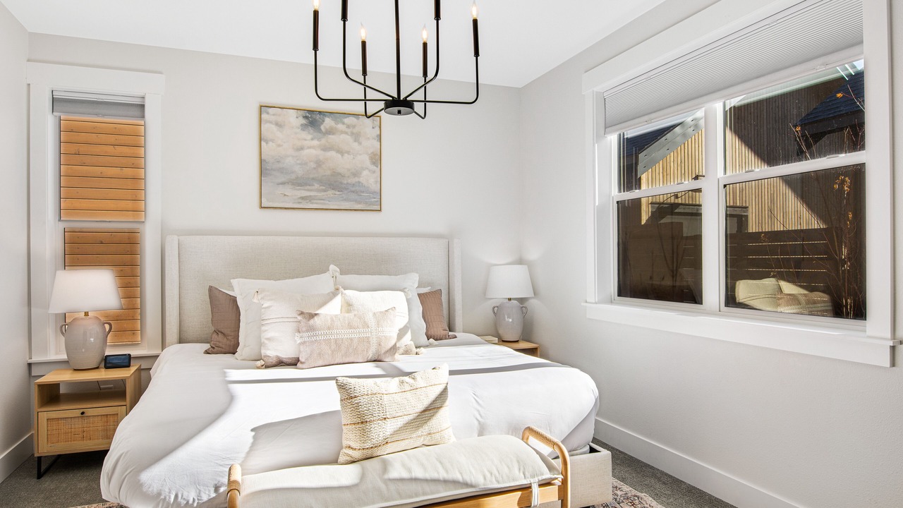 Photo of Bedroom in Roslyn