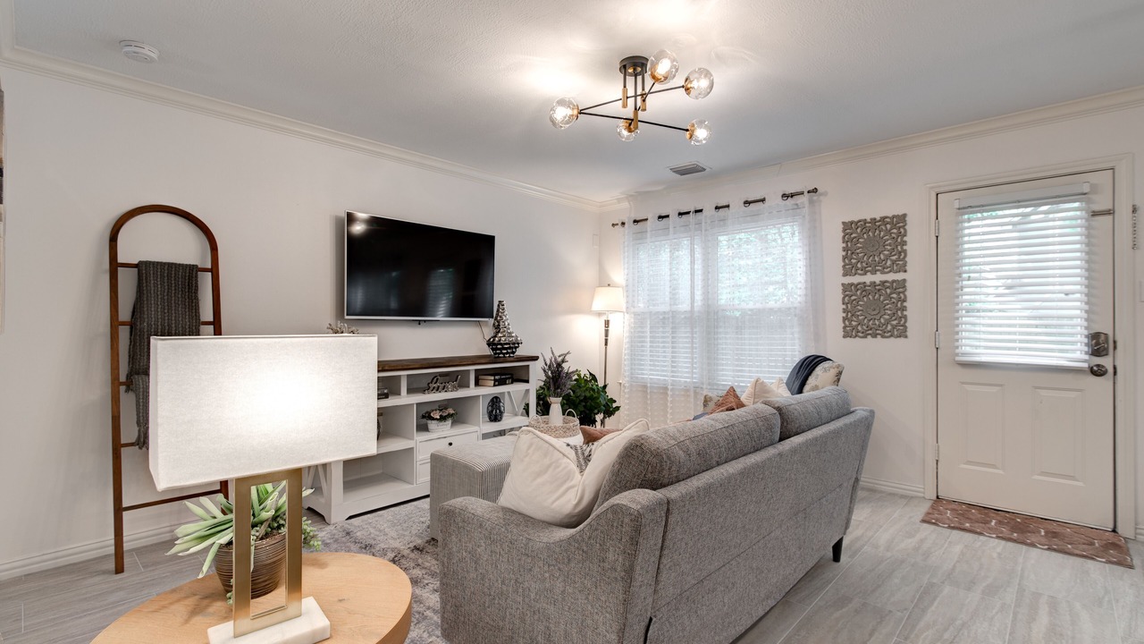 Photo of Livingroom in Alden Bridge