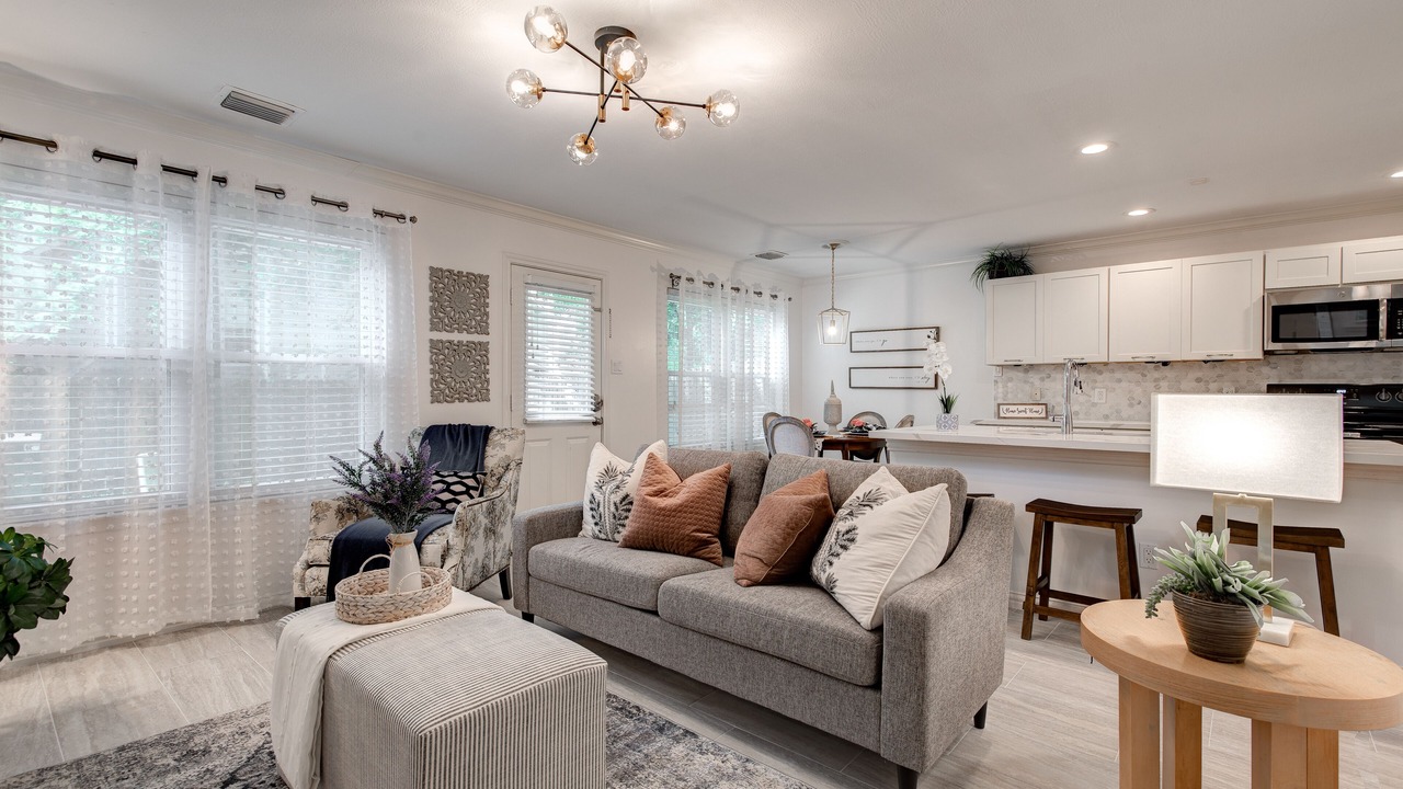 Photo of Livingroom in Alden Bridge