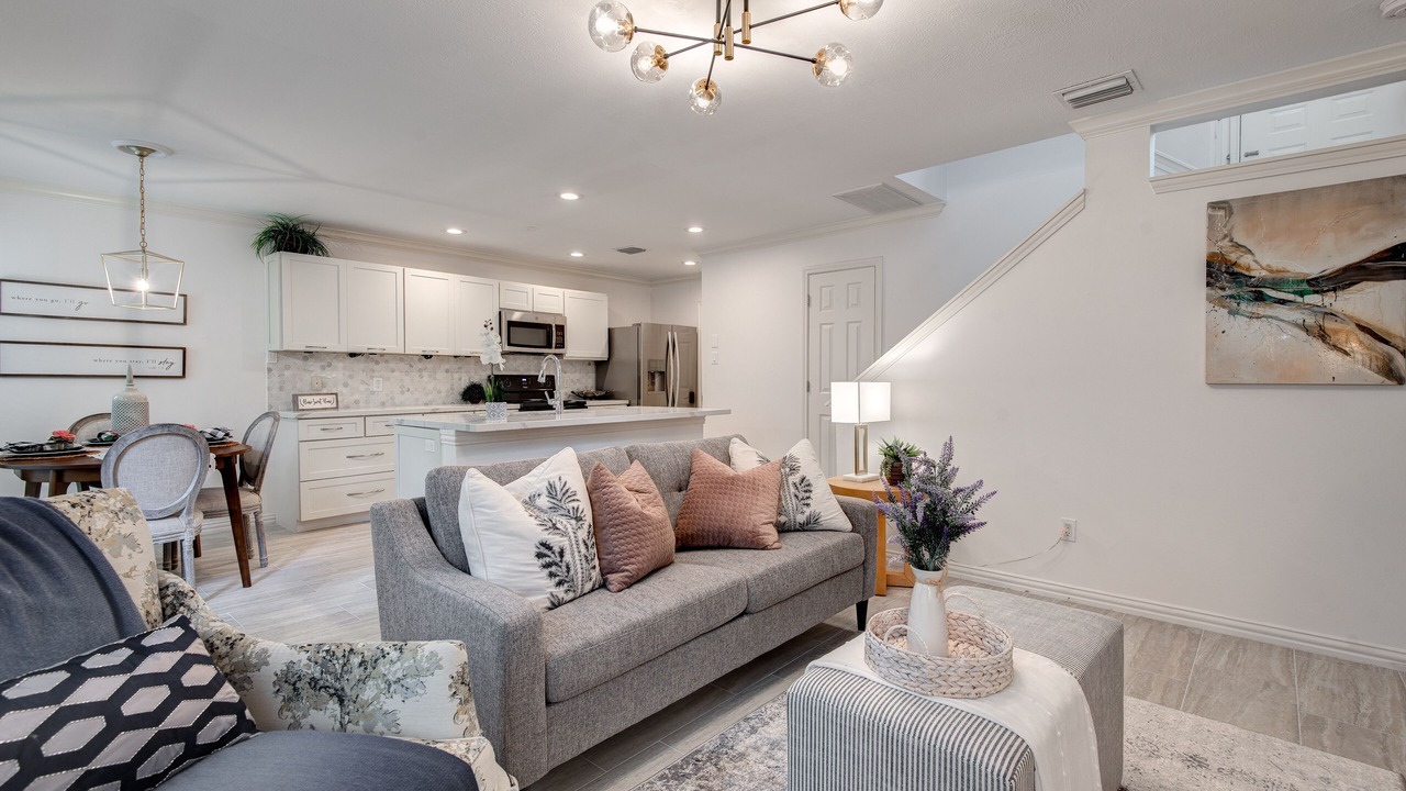 Photo of Livingroom in Alden Bridge