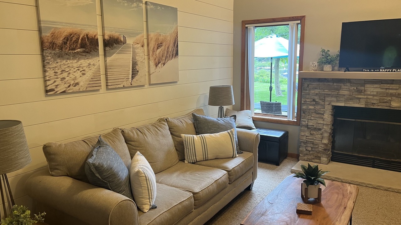 Photo of Livingroom in Central Lake