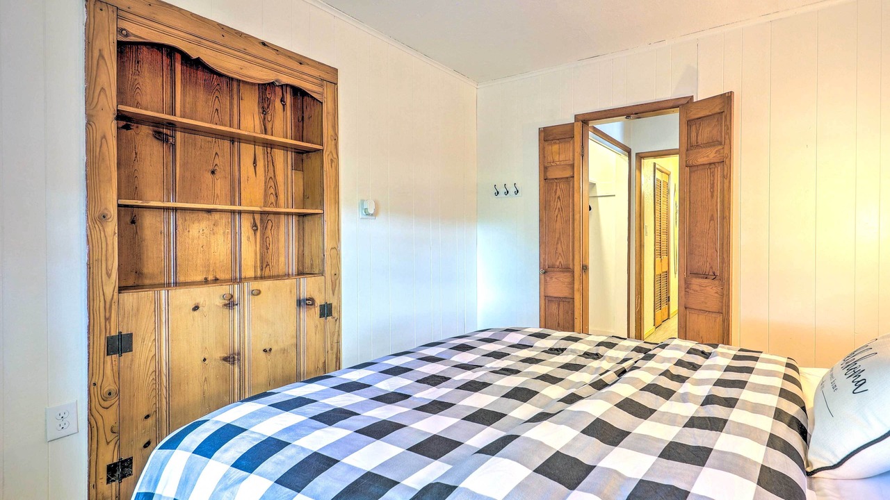 Photo of Bedroom in Grove