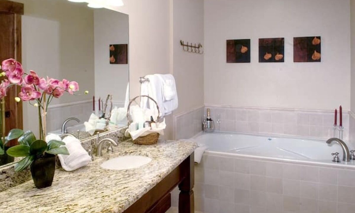 Photo of Bathroom in Peak 8