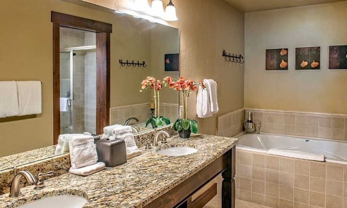 Photo of Bathroom in Peak 8