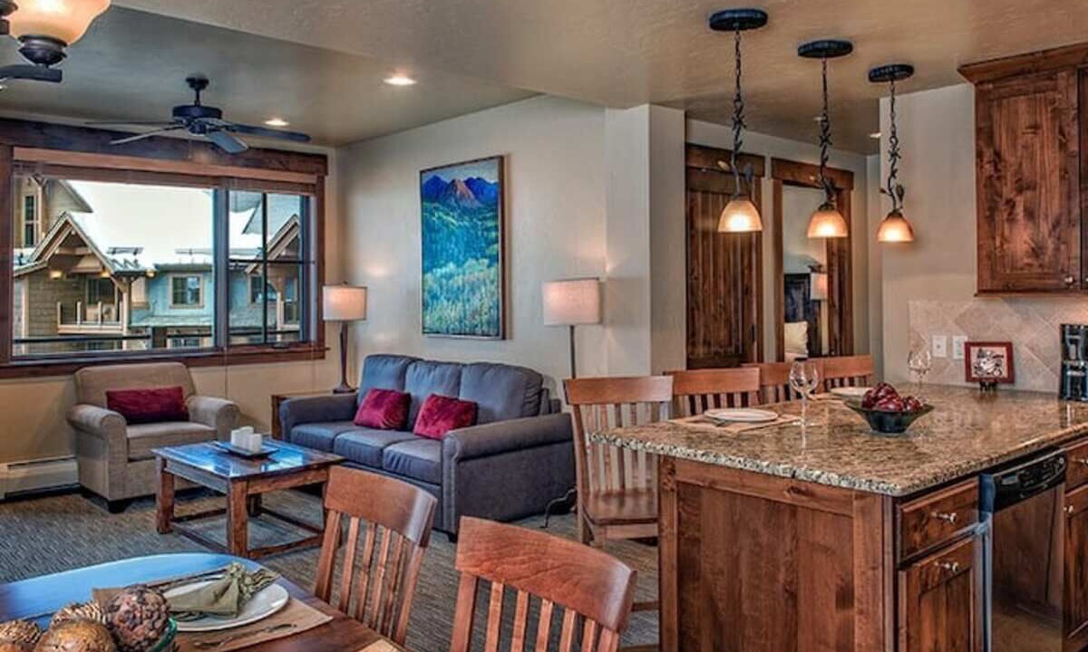 Photo of Livingroom in Peak 8