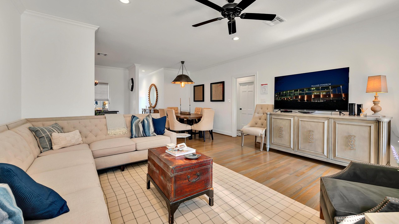 Photo of Livingroom in Austin Ave.