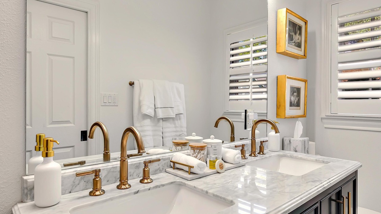 Photo of Bathroom in Austin Ave.