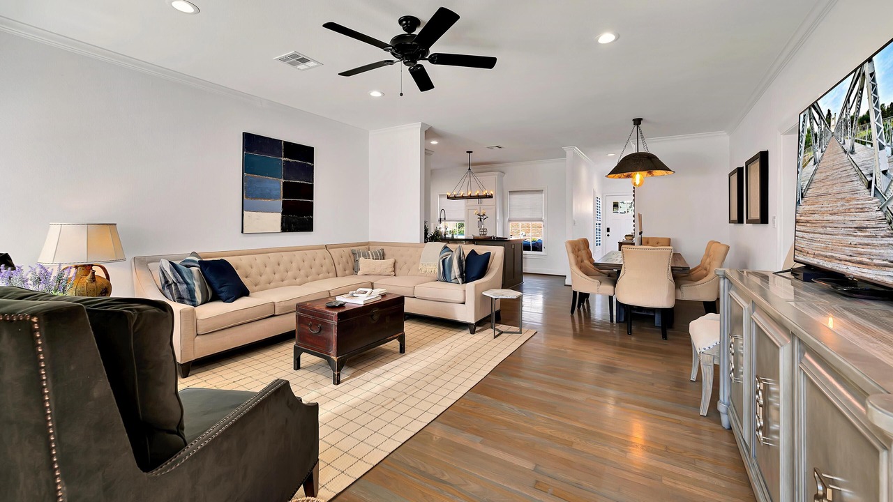 Photo of Livingroom in Austin Ave.