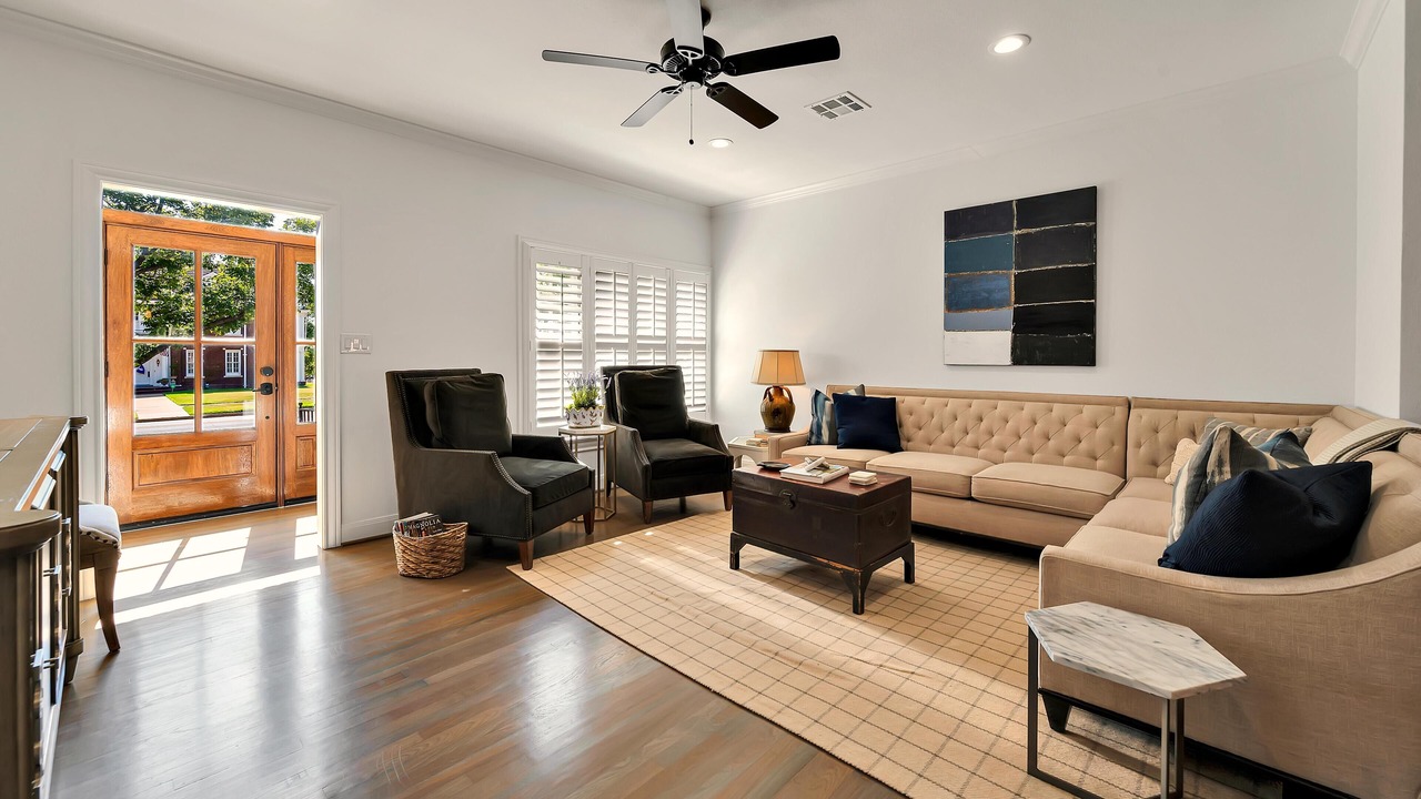 Photo of Livingroom in Austin Ave.
