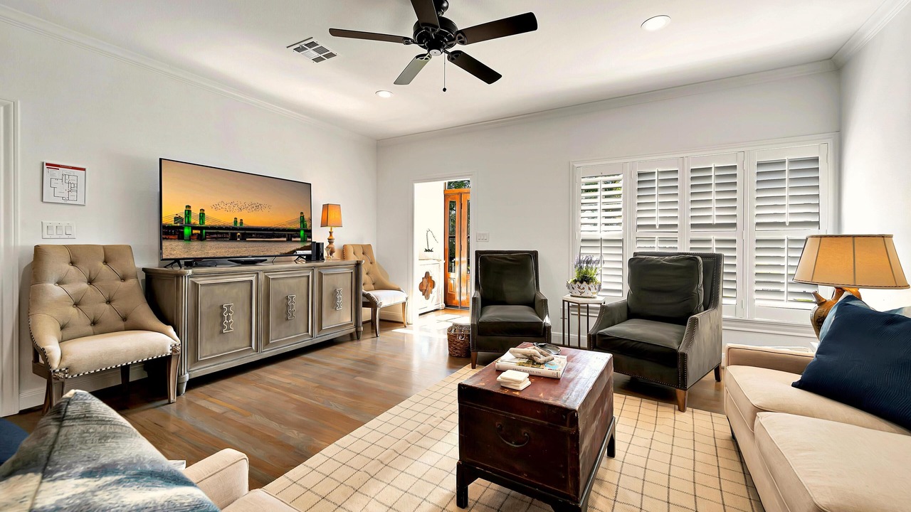 Photo of Livingroom in Austin Ave.