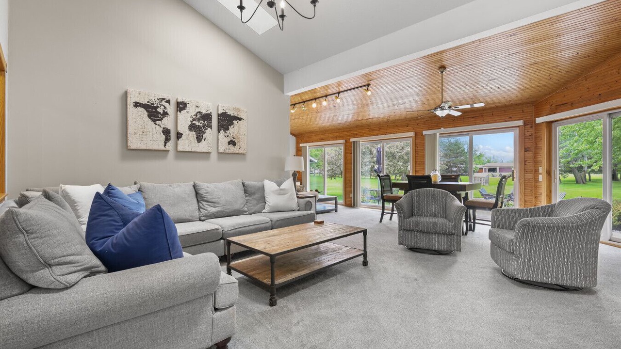 Photo of Livingroom in Black Wolf