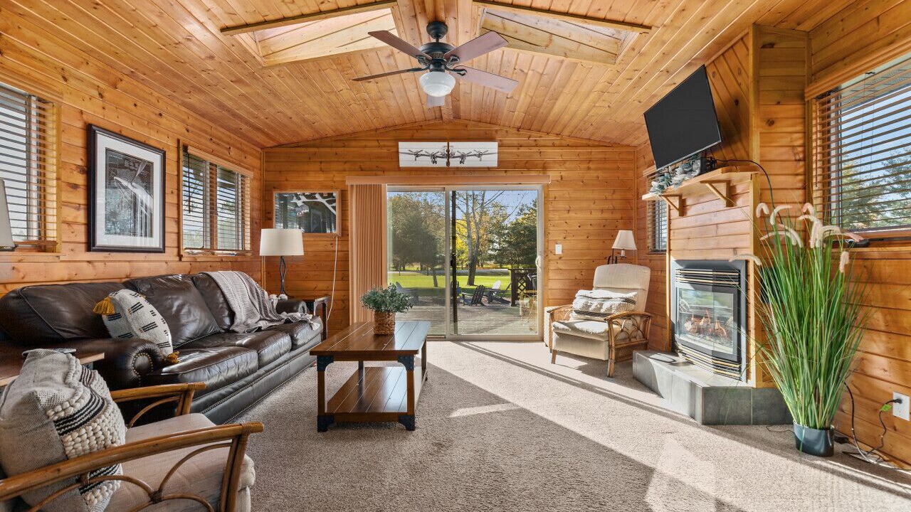 Photo of Livingroom in Black Wolf