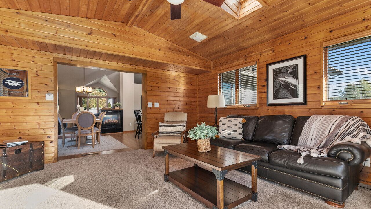 Photo of Livingroom in Black Wolf