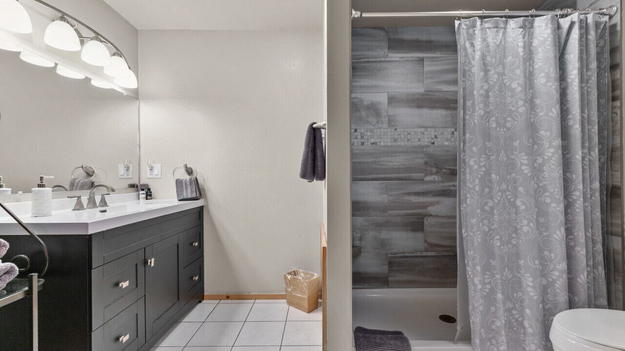 Photo of Bathroom in Black Wolf