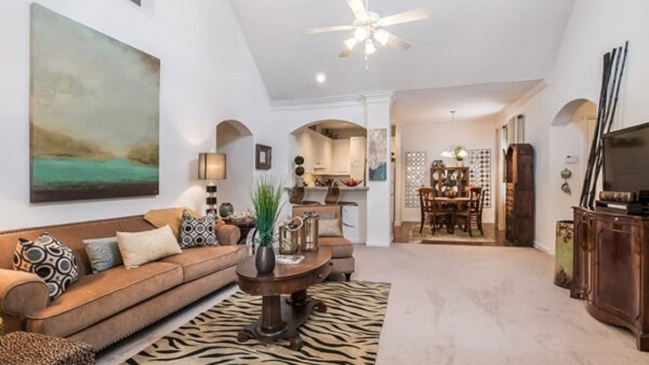 Photo of Livingroom in Elmwood