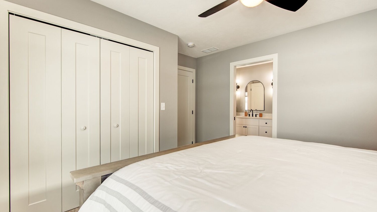 Photo of Bedroom in May City