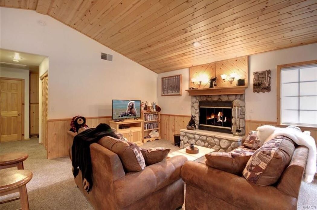 Photo of Livingroom in Summit Estates