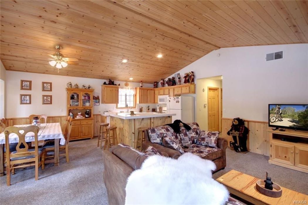 Photo of Livingroom in Summit Estates