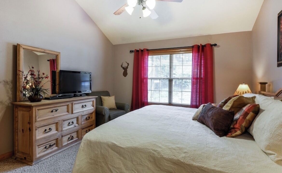 Photo of Bedroom in Reeds Spring