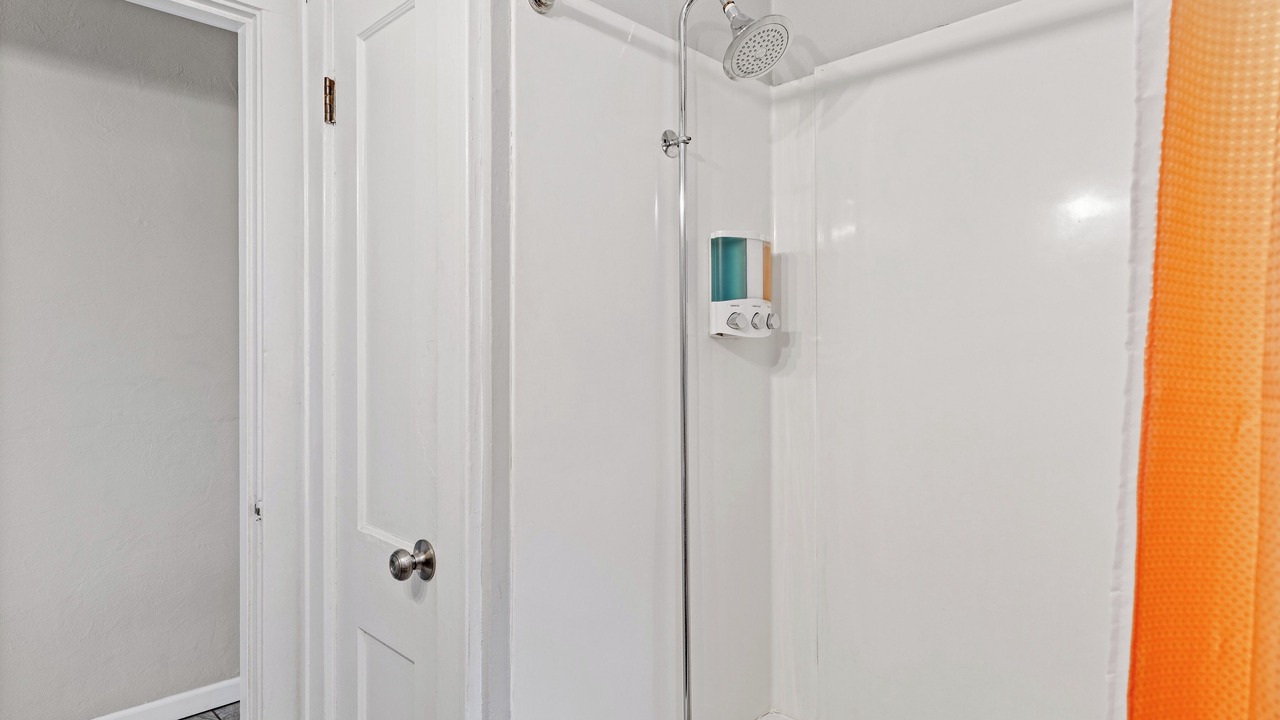 Photo of Bathroom in Lindenwood Park