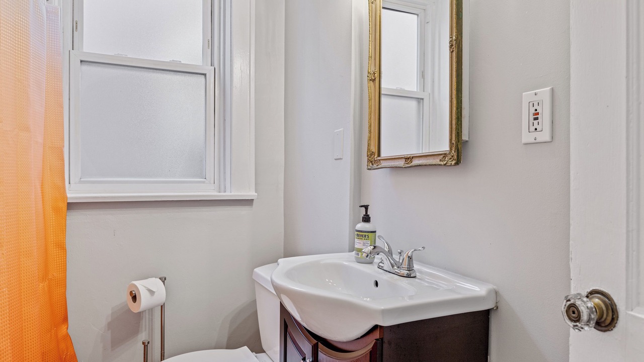 Photo of Bathroom in Lindenwood Park