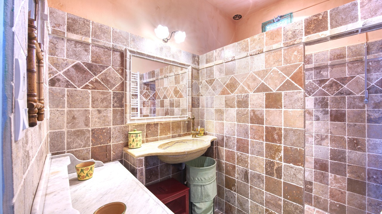 Photo of Bathroom in Courry