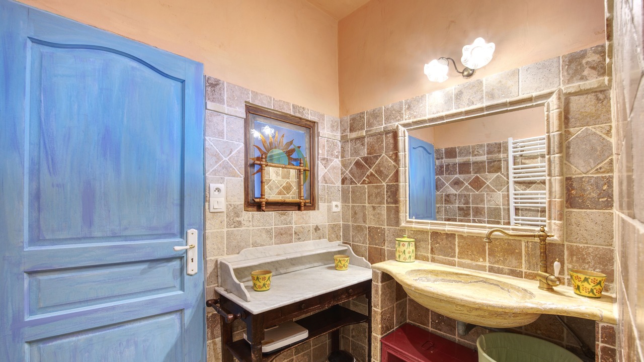 Photo of Bathroom in Courry
