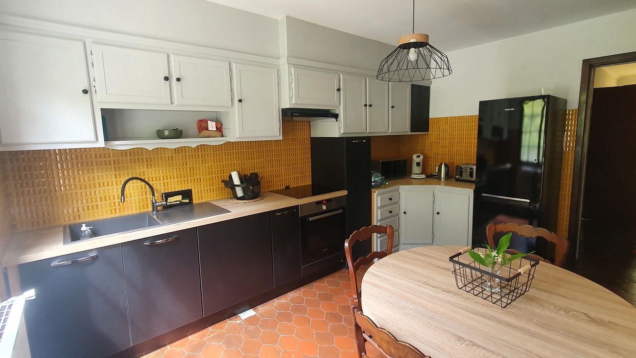 Photo of Kitchen in Sarrancolin