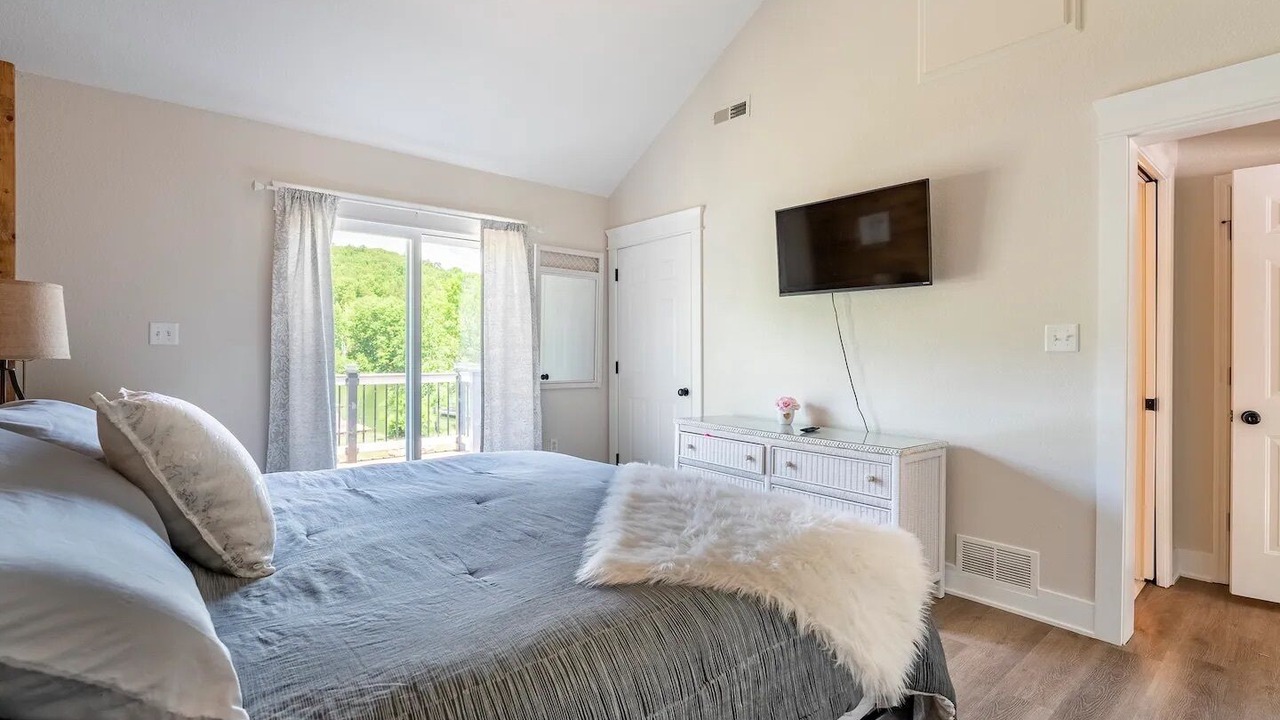 Photo of Bedroom in Roach