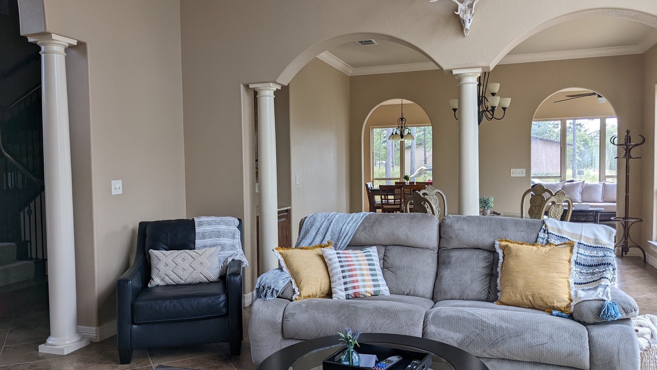 Photo of Livingroom in Bronson